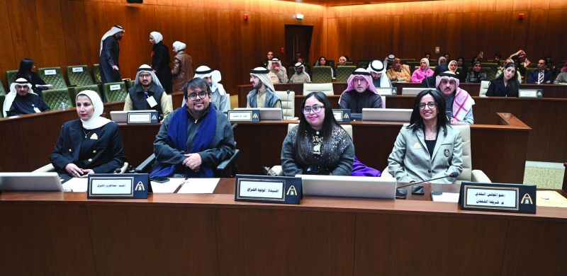 شريفة الشلفان وعلياء الفارسي مع ذوي الهمم خلال الجلسة (تصوير نايف العقلة)