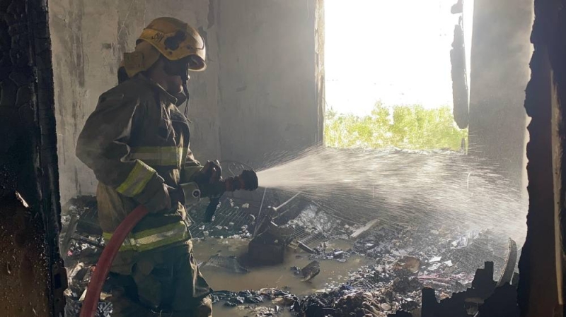 إطفائي يسيطر على الحريق