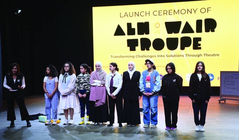 


الطالبات الممثلات على المسرح	  (تصوير نايف العقلة) 