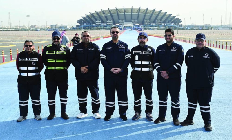 


فريق عمل وزارة الأشغال في استاد جابر  	(تصوير نايف العقلة) 