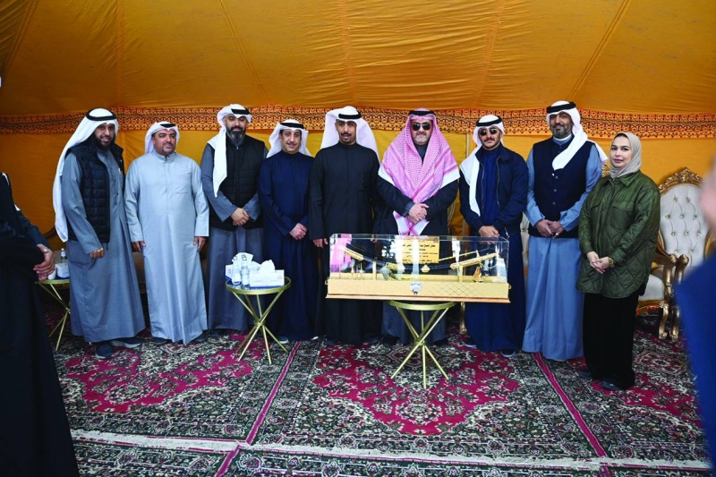 أعضاء جمعية القادسية يكرمون المحافظ العلي