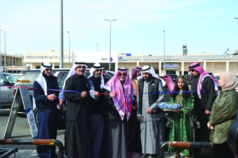 


محافظ العاصمة مفتتحاً مهرجان النوير الثالث في القادسية 	(تصوير نايف العقلة) 