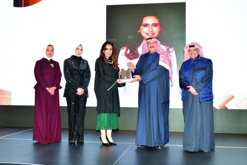 وزير الصحة مكرماً إحدى الخريجات 
 