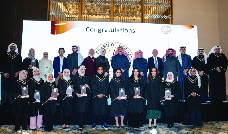 وزير الصحة متوسطا خريجي وخريجات البورد الكويتي للأمراض الجلدية (تصوير سعود سالم)