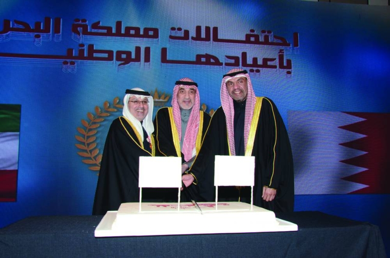 اليوسف واليحيا والمالكي يقطعون قالب حلوى الاحتفال 