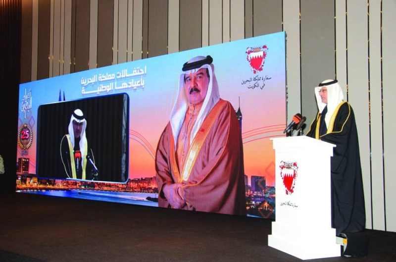 السفير البحريني ملقياً كلمته 
