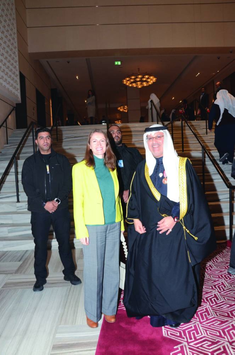 ... ويستقبل السفيرة بليندا لويس 