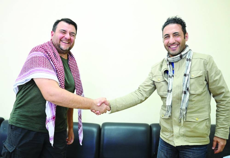 الزميل أحمد زكريا مصافحاً جولي ماريسكا قبل البدء في عملية الحفر والتنقيب 