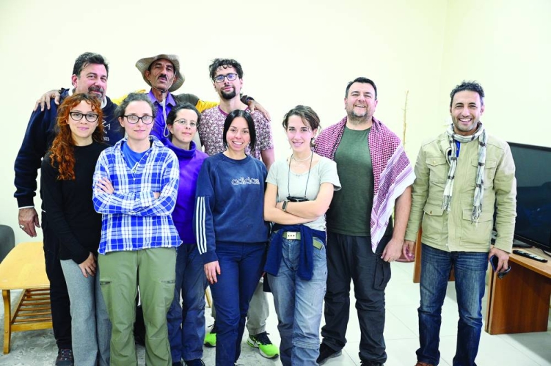 صورة جماعية لفريق عمل البعثة قبل الانطلاق نحو موقع الحفر في محمية صباح الأحمد 