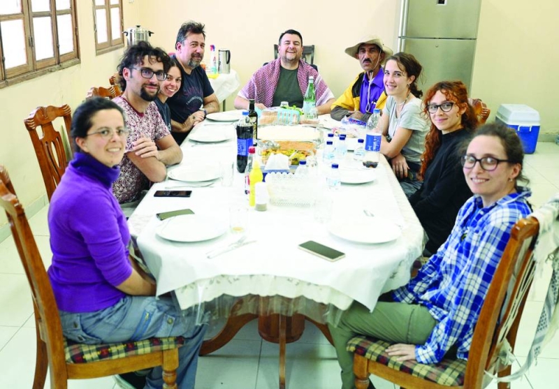 فريق البعثة يتناولون الطعام قبيل الانطلاق للحفر والتنقيب 