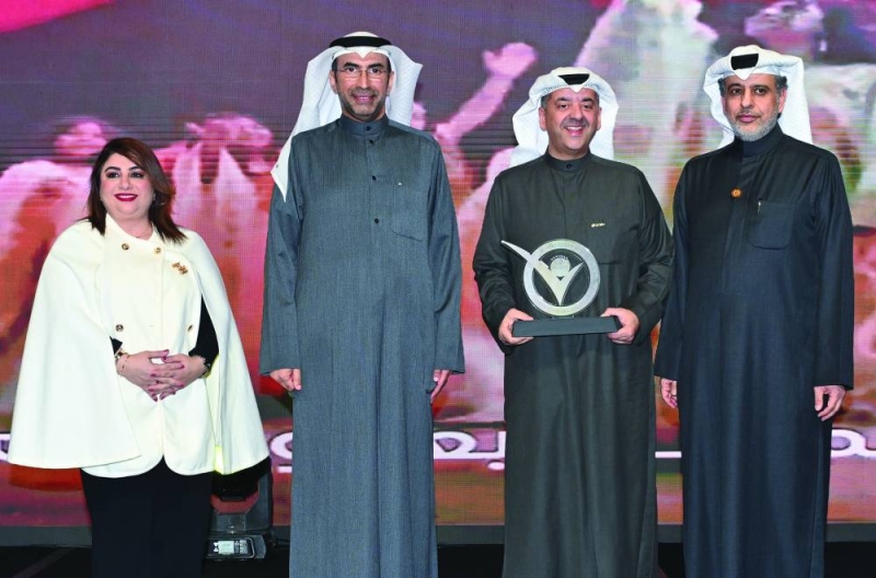 وليد الخشتي متسلّماً تكريم «زين» 