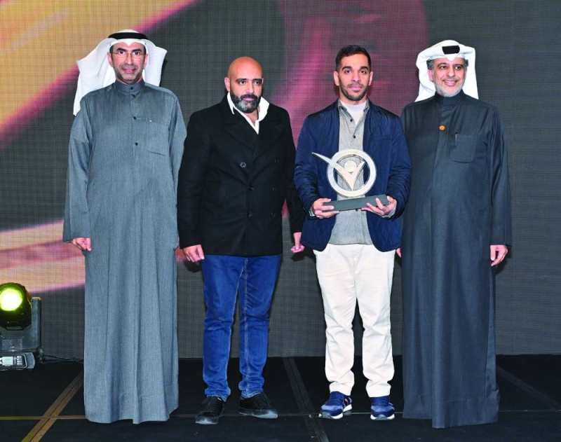 الزميلان عبدالله القلاف ونائل مدني يتسلّمان جائزة برنامج «مع بوشعيل» 