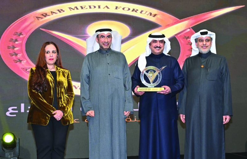 سعد العازمي ونورة المشعان يتسلّمان جائزة التميز 