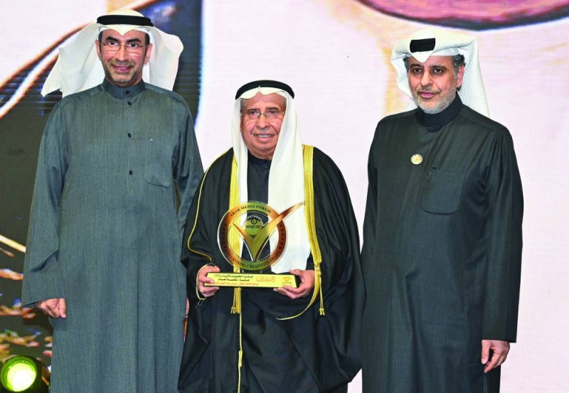 إبراهيم البغلي متسلّماً جائزة عن «الابن البار» 