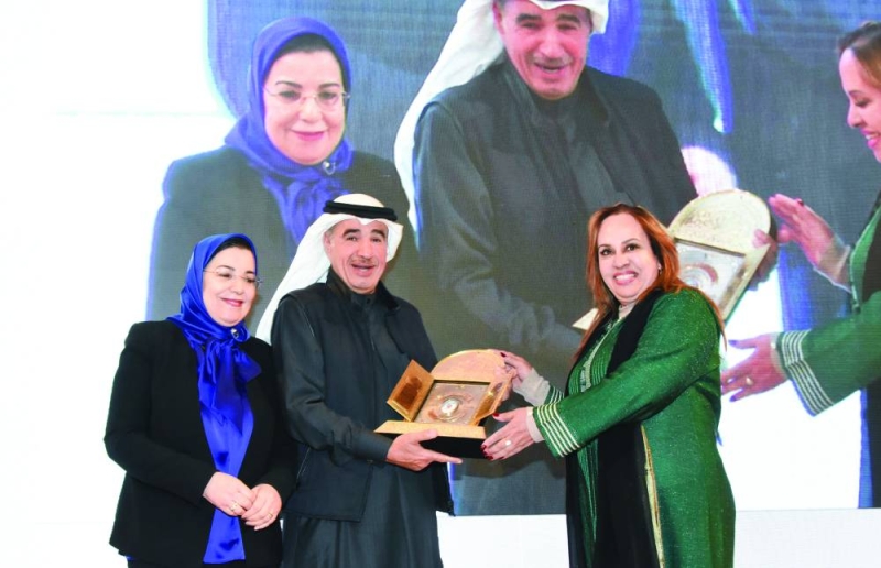 


سعود البابطين يتسلّم درعاً تذكارية إهداء لروح والده 