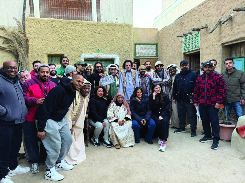 


فريق العمل في لقطة جماعية 