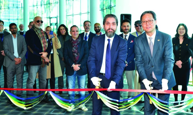 السفير تشونغسوك ورئيس جامعة الخليج خلال افتتاح الزاوية الكورية 