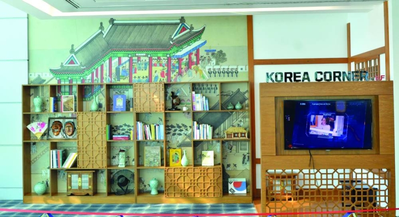  جانب من معروضات الركن الكوري بجامعة الخليج (تصوير سعود سالم)