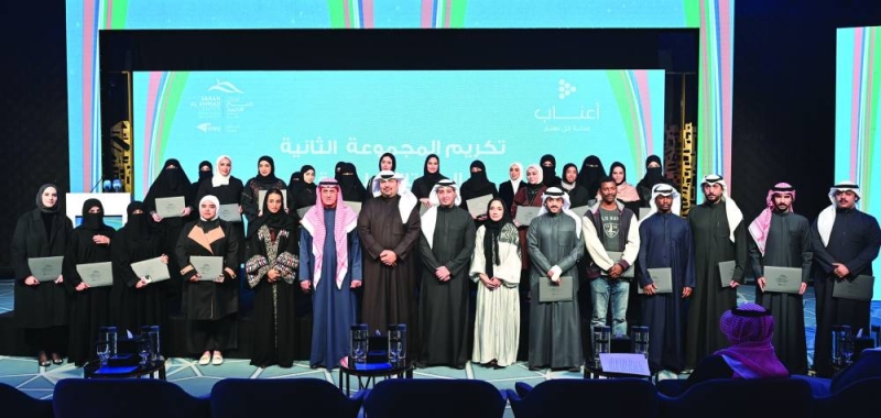 الديحاني ومسؤولو المركز ومنصة «أعناب» مع المعلمين المكرمين 