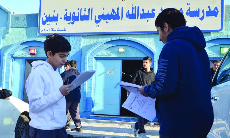 المراجعات الأخيرة قبل الدخول إلى الاختبار 	(تصوير سعود سالم) 