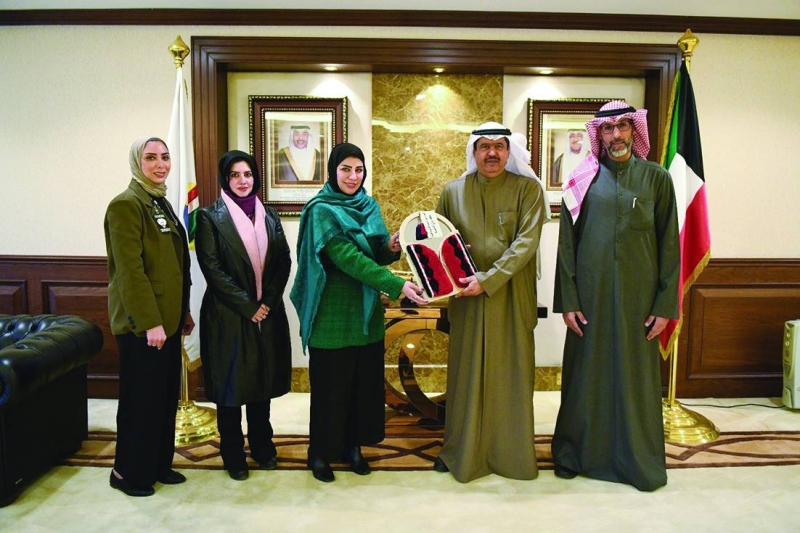 محافظ حولي خلال استقباله وفد وزارة التربية