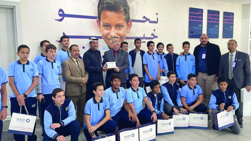 تكريم طلبة المدرسة خلال الزيارة 