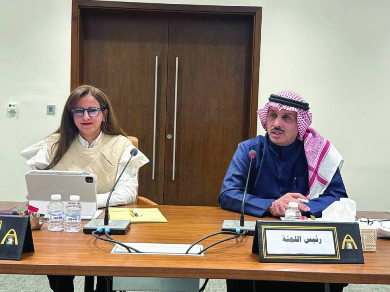 عبدالله العنزي ومنيرة الأمير خلال الاجتماع 