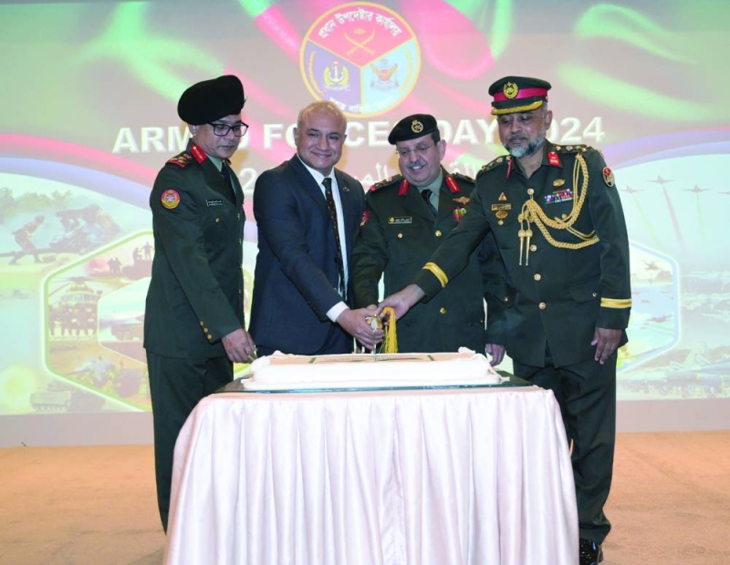 


اللواء الشنفا والسفير حسين يقطعان قالب حلوى الاحتفال 