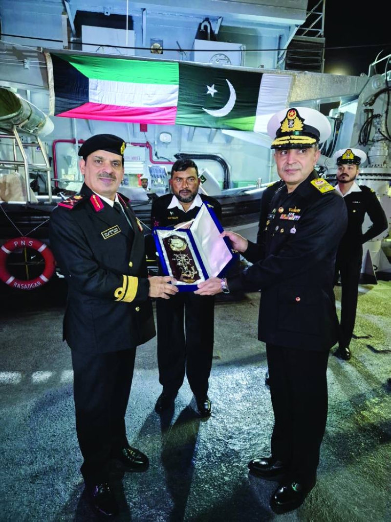 هدية تذكارية لنائب قائد البحرية الكويتية