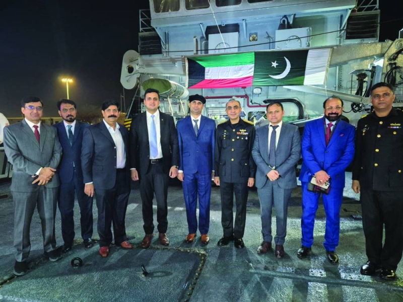 


القائم بأعمال السفارة الباكستانية وقائد السفينة مع أعضاء السفارة والجالية 