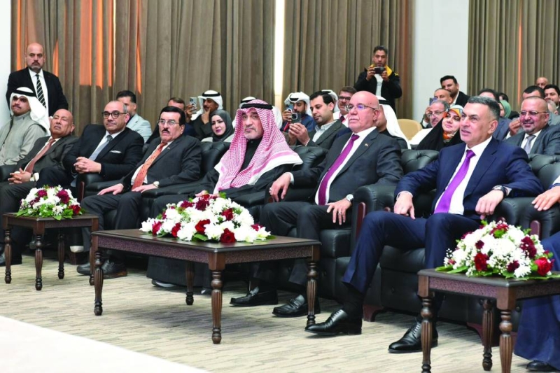 


اليوسف متوسطاً المسؤولين العراقيين ويبدو السفير الصافي (الثالث إلى اليسار) خلال زيارته البصرة الأربعاء الماضي 