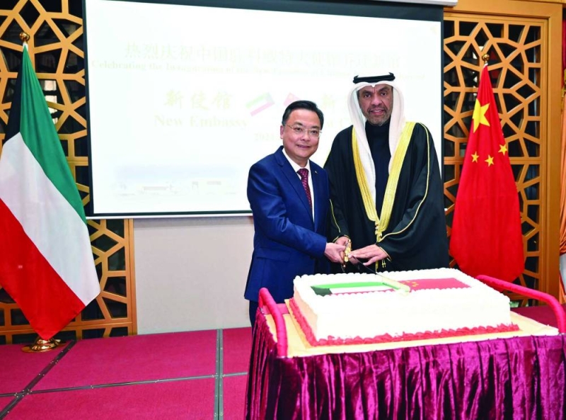 


وزير الخارجية والسفير الصيني يقطعان قالب حلوى الاحتفال 