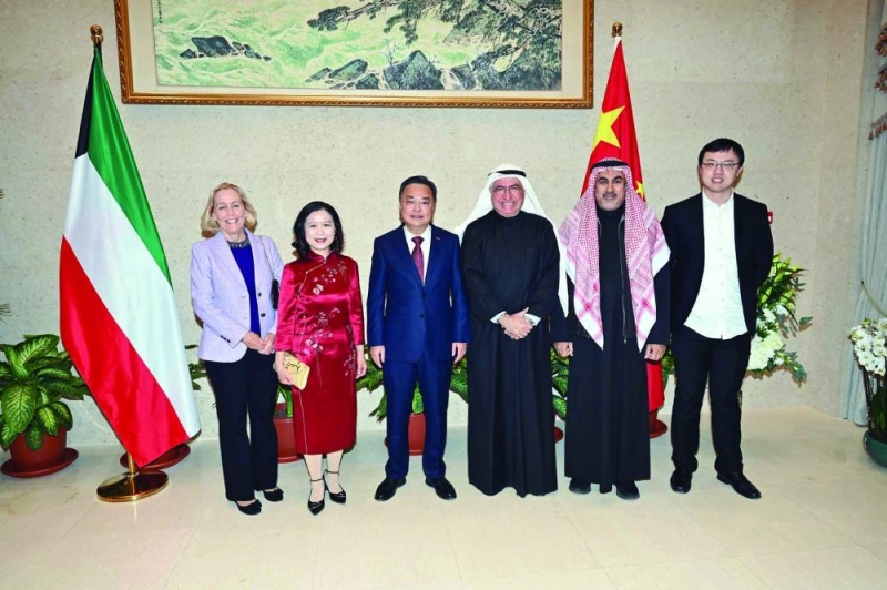 


السفير جيناوي وحرمه مع عدد من المهنئين				 (تصوير أسعد عبدالله) 