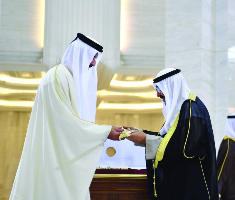 صاحب السمو يتلقى من أمير قطر «سيف المؤسس الشيخ جاسم بن محمد بن ثاني» خلال زيارة سموه في 19 فبراير 2024