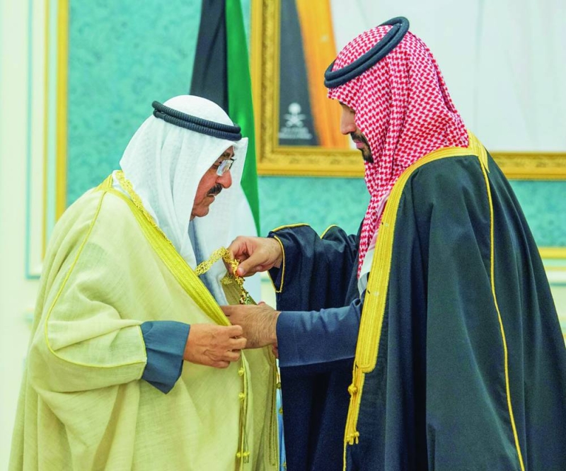 صاحب السمو يتلقى قلادة الملك عبدالعزيز من الأمير محمد بن سلمان في 30 يناير 2024