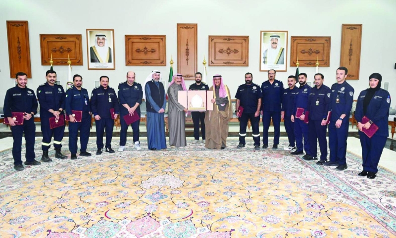 


محافظ الجهراء خلال تكريمه منتسبي «الطوارئ» بحضور الشطي 