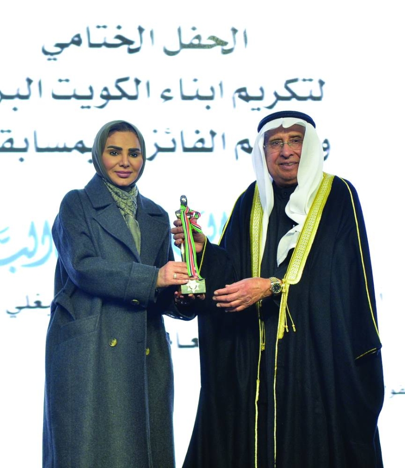 


إبراهيم البغلي مكرّماً الوزيرة الحويلة 