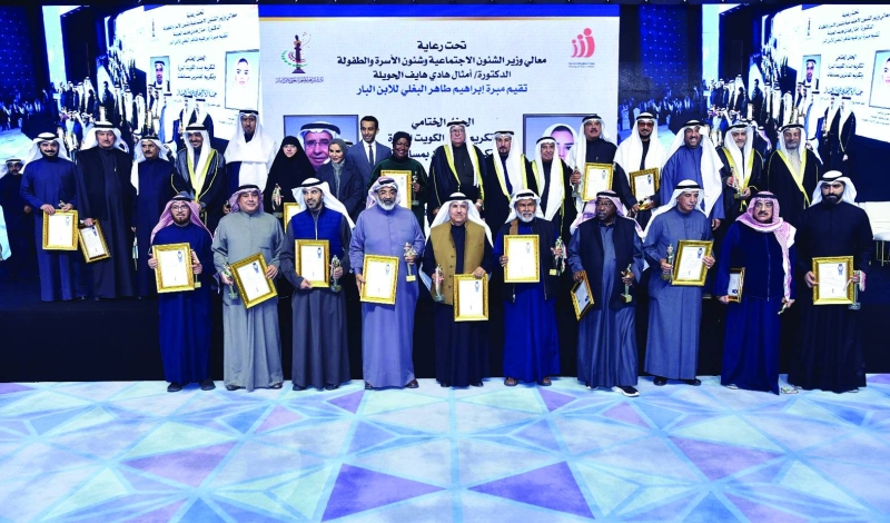 الحويلة والبغلي يتوسطان الشخصيات المُكرّمة 	 (تصوير سعود سالم)