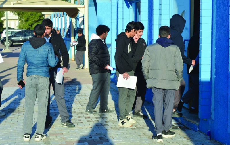 


طلاب في طريقهم إلى الاختبارات	 (تصوير سعود سالم) 