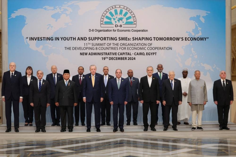 الزعماء المشاركون في قمة القاهرة أمس