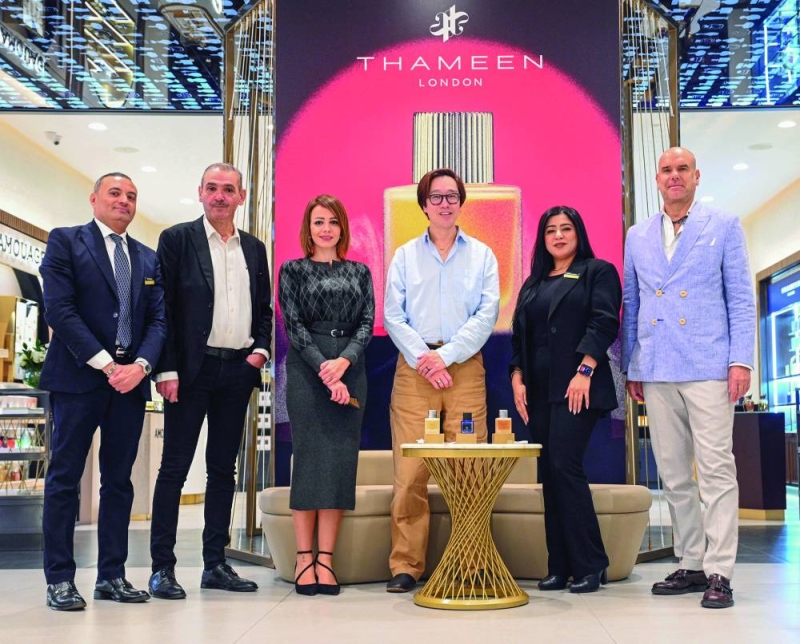 


كريستوفر تشونغ وسيمون فيليبي يتوسطان ممثلي شركة «وهران» 