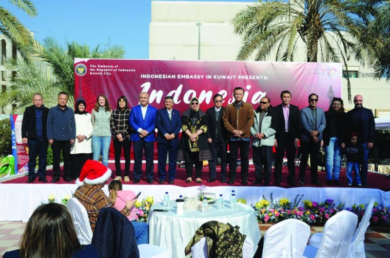 سفيرة إندونيسيا تتوسط مجموعة من السفراء