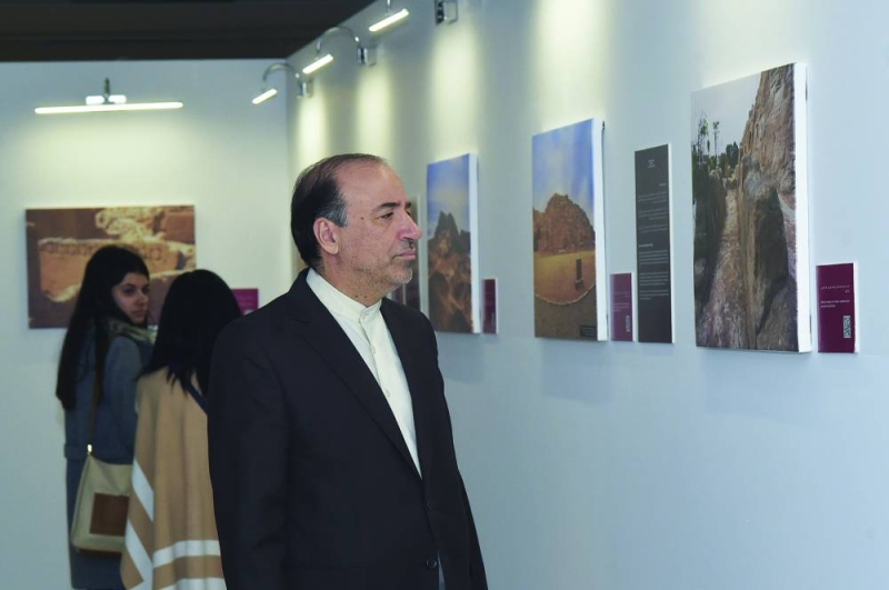 السفير الإيراني يتمعّن في إحدى اللوحات