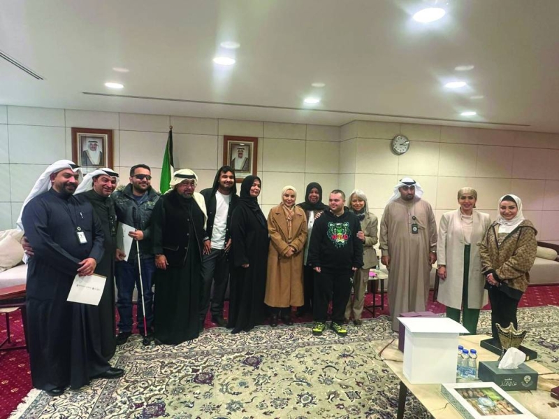 وزيرة الشؤون في لقطة جماعية مع أعضاء الوفد