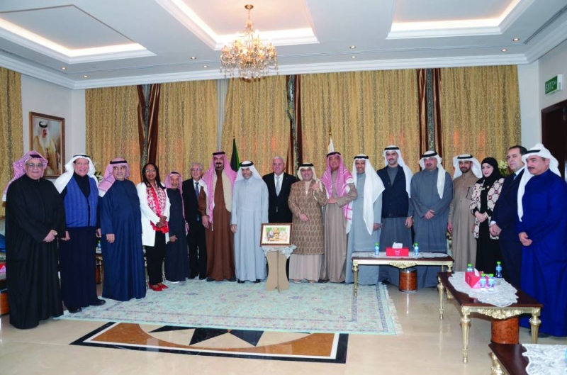 


السفير المالكي يتوسط رواد الديوانية 