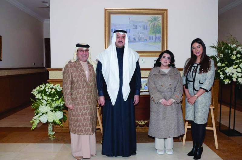 


السفير البحريني مع الشيخ مبارك العبدالله والفنانة ريم بورحمة وأنوار الهاجري 