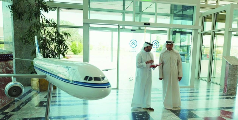 


الكابتن الفقعان يتحدث للزميل عبدالله بوفتين 