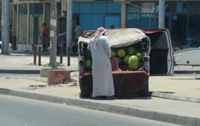  بائع رقي تحت أشعة الشمس في الوقت الممنوع 