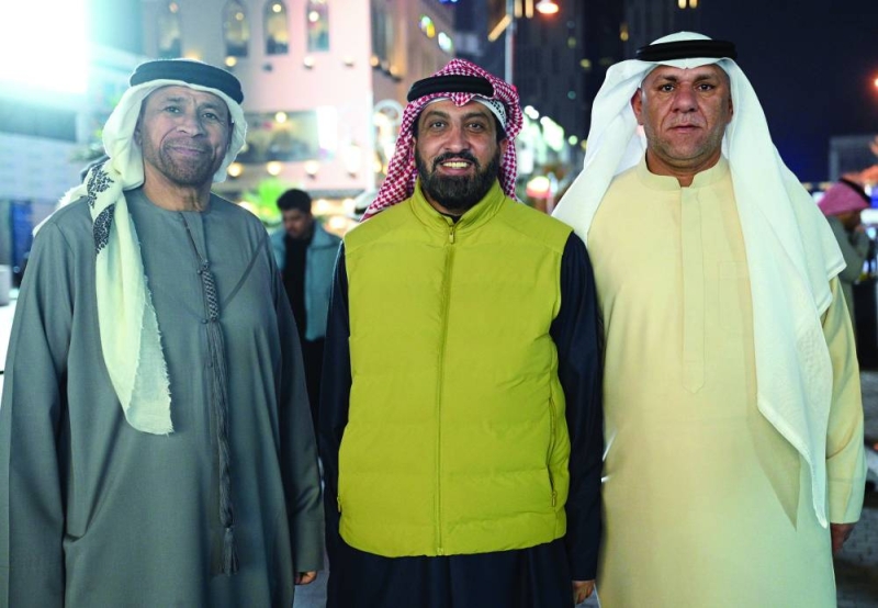 


الزميل غانم السليماني يتوسط مشجعين لمنتخب الإمارات 