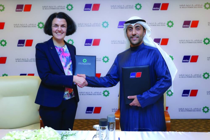 


طلال الملا وسيمون روهفيل بعد توقيع الاتفاقية 